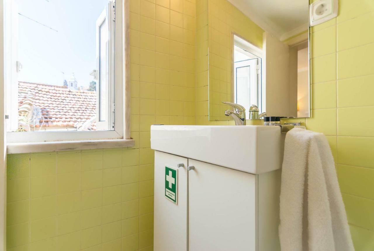 'White House' Apartment- Alfama Lisbona Esterno foto