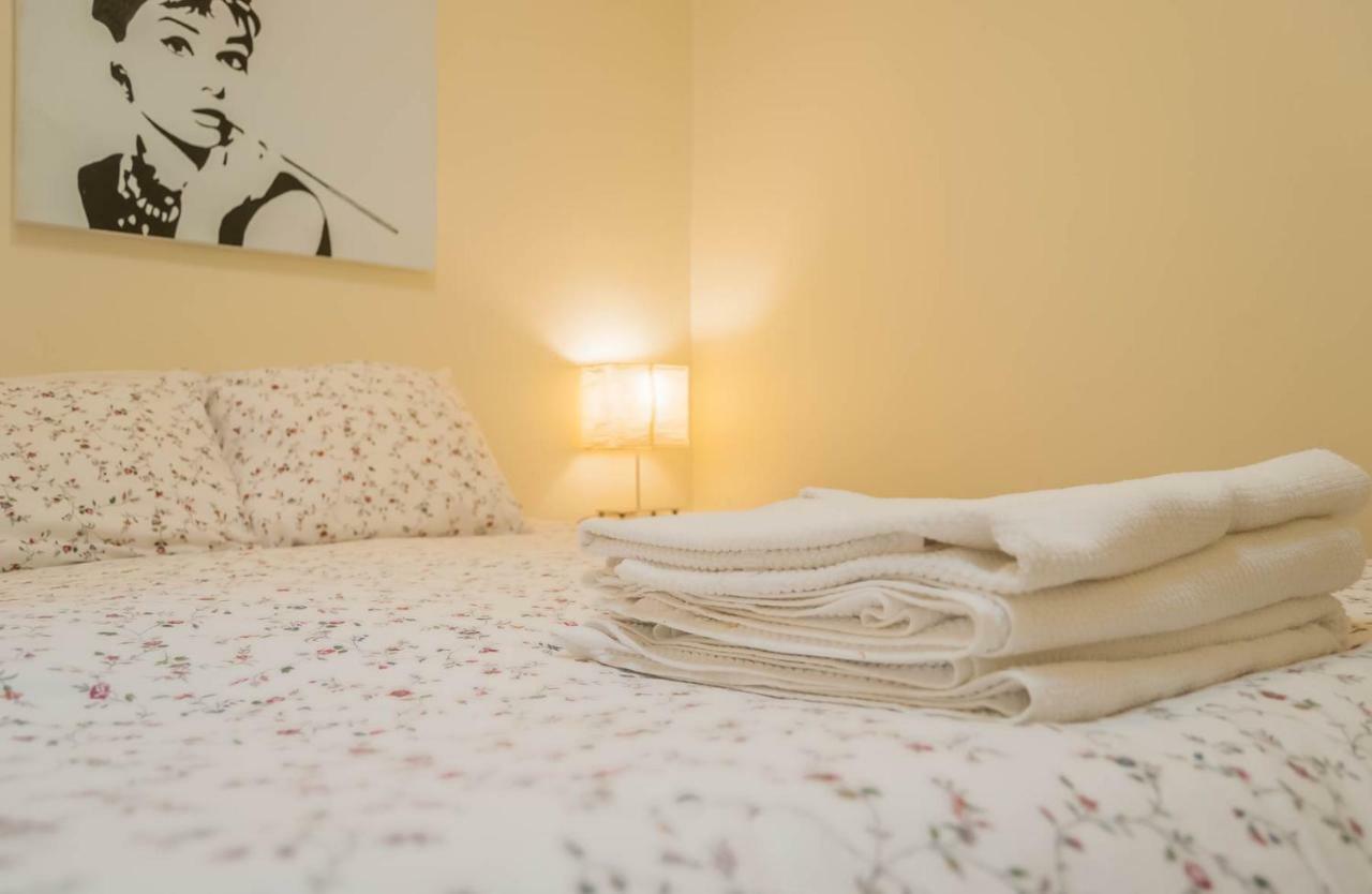 'White House' Apartment- Alfama Lisbona Esterno foto