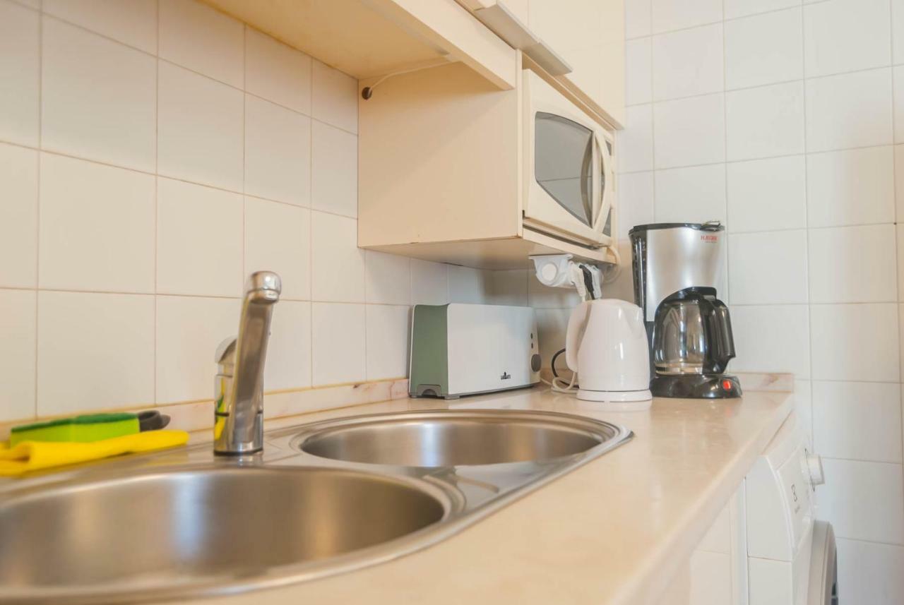'White House' Apartment- Alfama Lisbona Esterno foto
