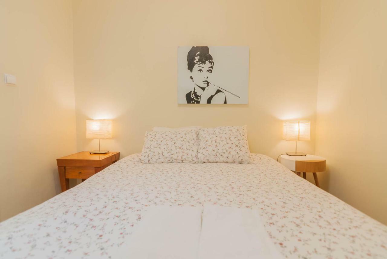'White House' Apartment- Alfama Lisbona Esterno foto